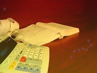 A股集体低开!沪指大跌1.71%考验3000点,板块尽墨